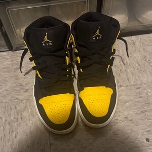 Air Jordan 1 Retro Mid `New Love’